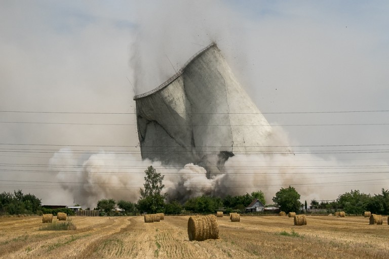Coraz mniej Elektrowni Adamów. Runęły dwie kolejne chłodnie