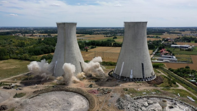 Coraz mniej Elektrowni Adamów. Runęły dwie kolejne chłodnie