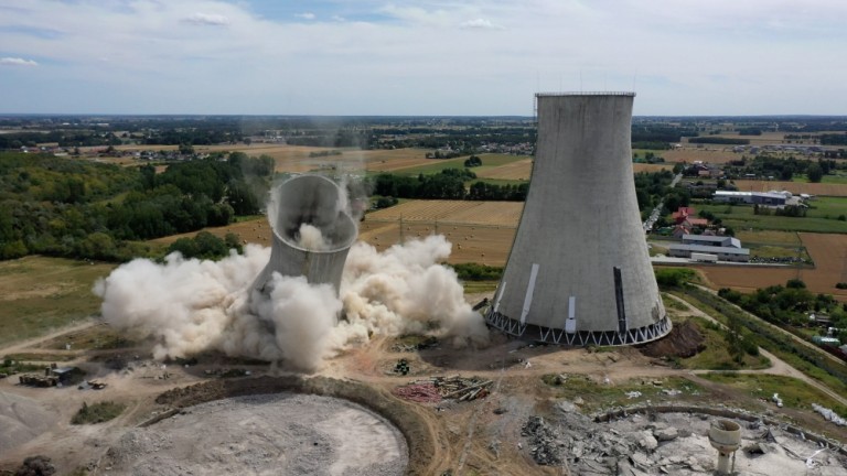 Coraz mniej Elektrowni Adamów. Runęły dwie kolejne chłodnie