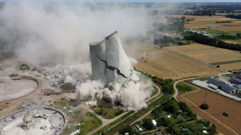 Coraz mniej Elektrowni Adamów. Runęły dwie kolejne chłodnie