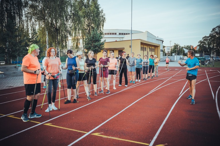 Bezpłatne zajęcia Nordic Walking na stadionie. Akcja CBL nie zwalnia tempa.