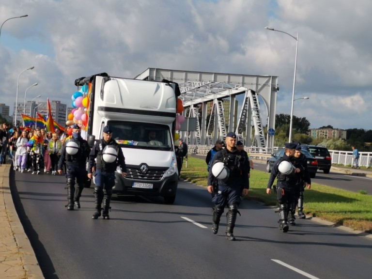 Pod tęczą w Koninie. Zobaczcie ten kolorowy marsz przez miasto