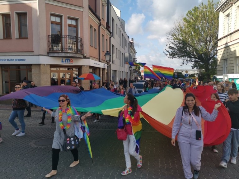 Pod tęczą w Koninie. Zobaczcie ten kolorowy marsz przez miasto