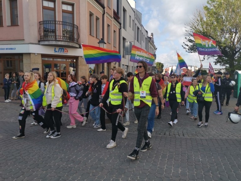Pod tęczą w Koninie. Zobaczcie ten kolorowy marsz przez miasto
