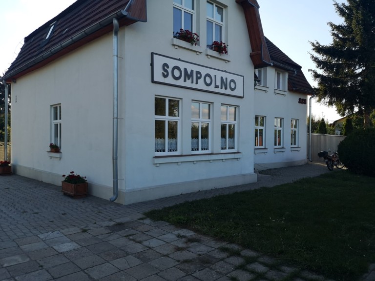 Z Sompoleńskiej stacji kolejowej pozostał jedynie dworzec i wieża ciśnień