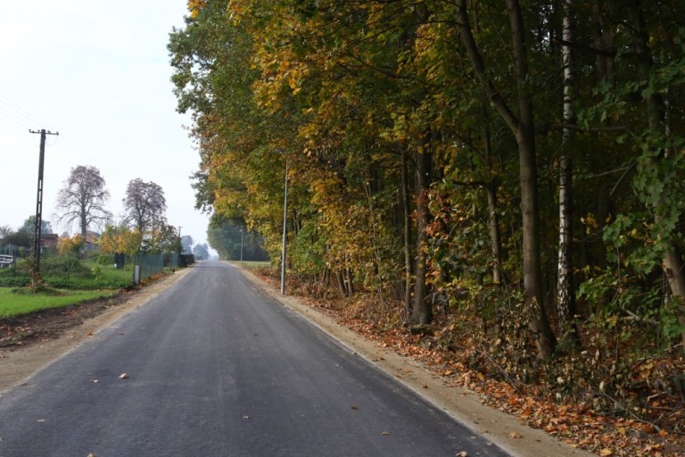 Droga powiatowa już bardziej komfortowa. Łączy dwie gminy