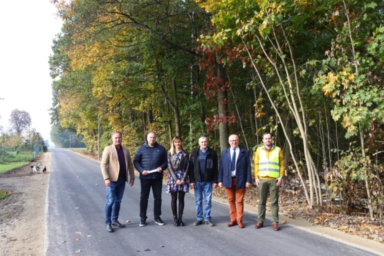 Droga powiatowa już bardziej komfortowa. Łączy dwie gminy