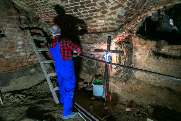 Kazimierskie krypty odkrywają swoje tajemnice. Ruszyły dalsze prace