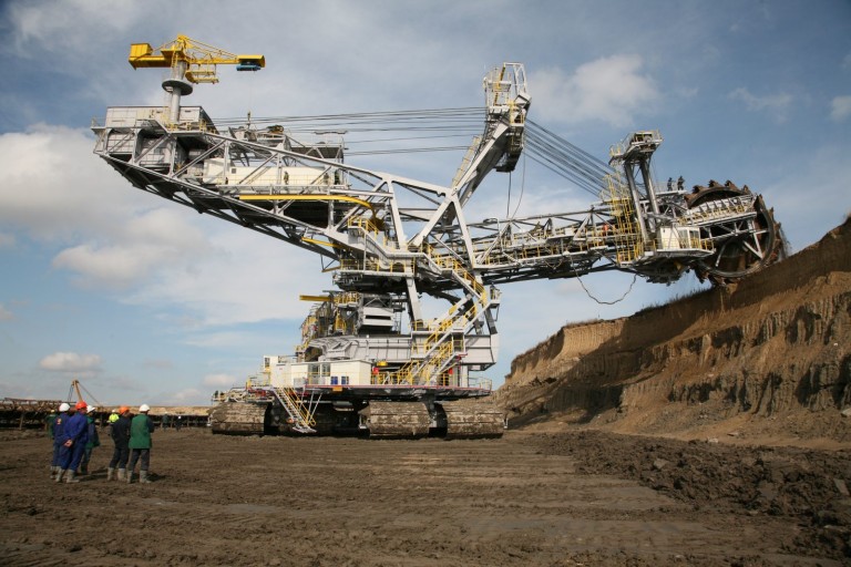 Dolores - panna na wydaniu. Czy uda się uratować koparkę dla przyszłości?