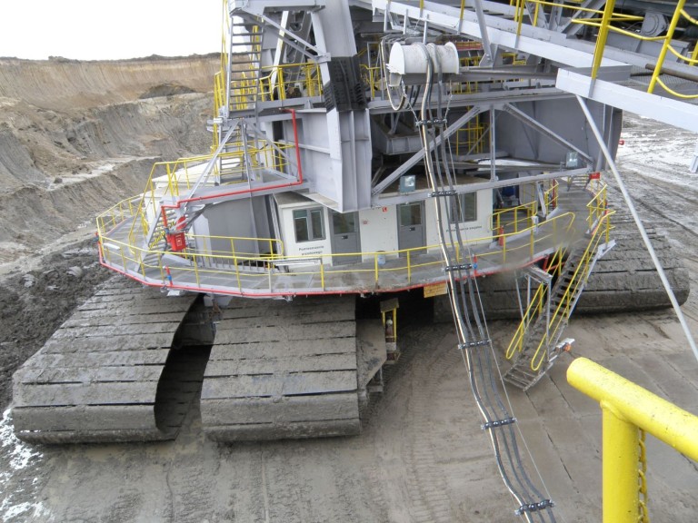 Dolores - panna na wydaniu. Czy uda się uratować koparkę dla przyszłości?