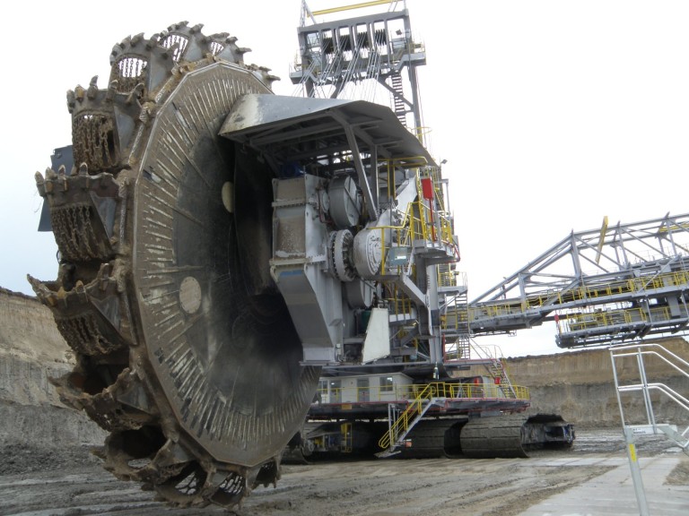 Dolores - panna na wydaniu. Czy uda się uratować koparkę dla przyszłości?