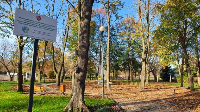 Słupca. Skwer im. Szeluty w nowej odsłonie. Ogródek sensoryczny, budki lęgowe i ławki