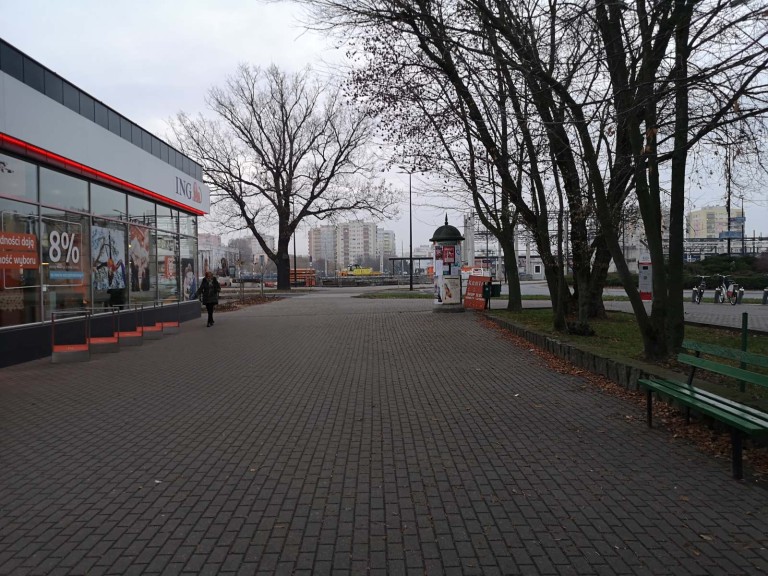 Mieszkali naprzeciwko dworca w Koninie, a ich kiosk stał na... środku ronda