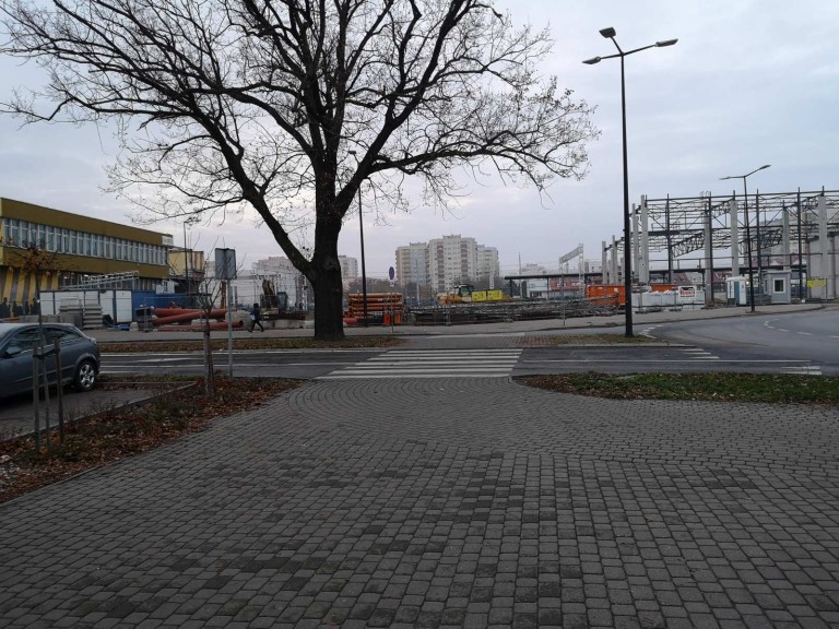 Mieszkali naprzeciwko dworca w Koninie, a ich kiosk stał na... środku ronda