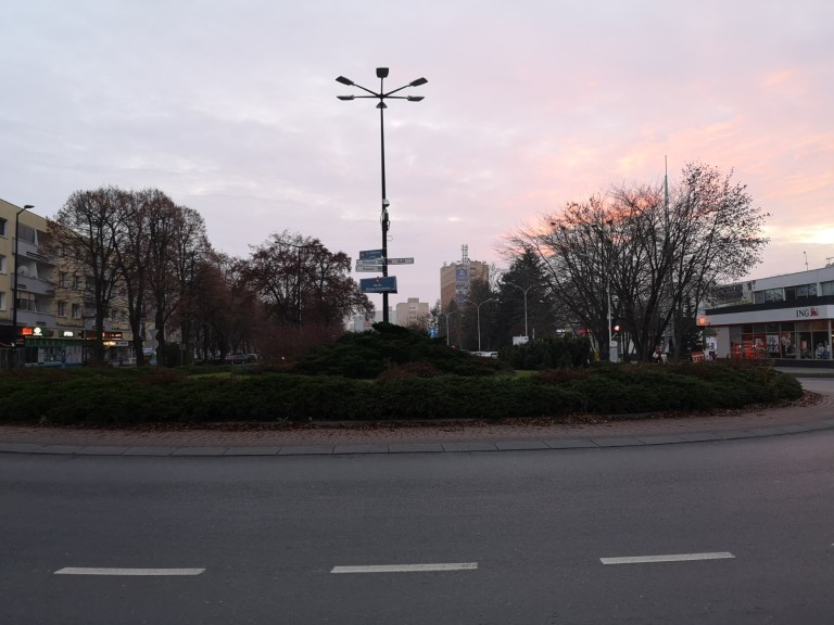 Mieszkali naprzeciwko dworca w Koninie, a ich kiosk stał na... środku ronda