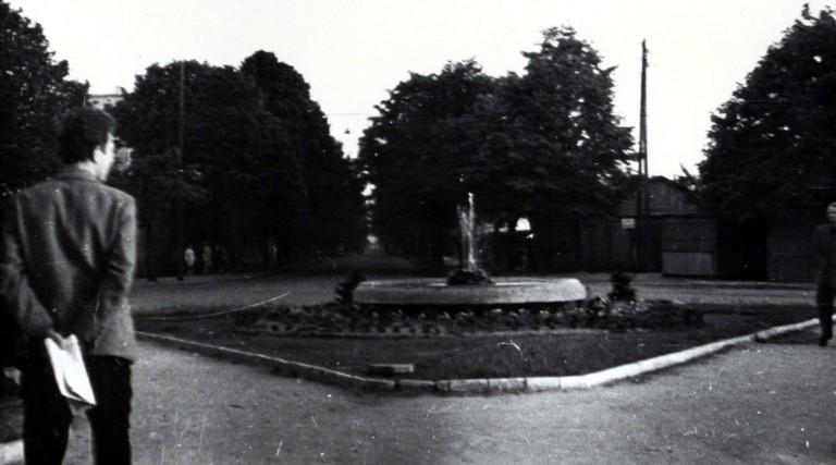 Mieszkali naprzeciwko dworca w Koninie, a ich kiosk stał na... środku ronda