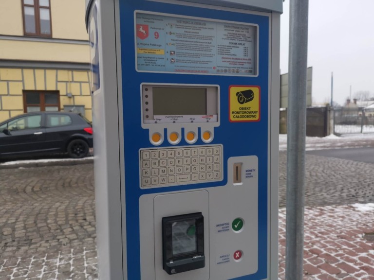 Nowe parkometry już stoją, ale za zostawienie auta jeszcze płacić nie trzeba