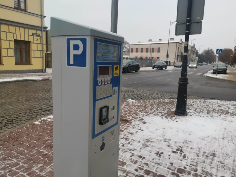 Nowe parkometry już stoją, ale za zostawienie auta jeszcze płacić nie trzeba