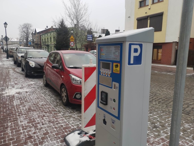 Nowe parkometry już stoją, ale za zostawienie auta jeszcze płacić nie trzeba