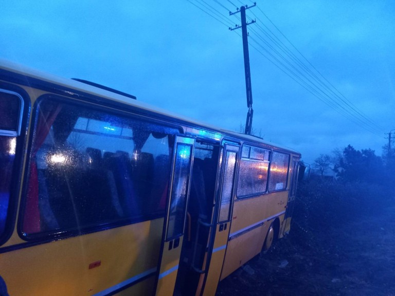Wypadek w Spławiu. Autobus szkolny zderzył się z osobówką