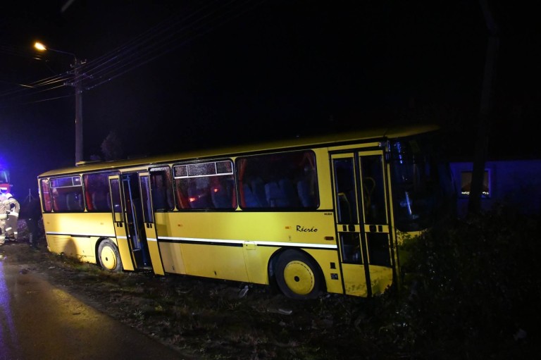 Wypadek w Spławiu. Autobus szkolny zderzył się z osobówką