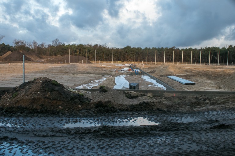 Przebudowa stadionu trwa. Po starych boiskach nie ma już śladu