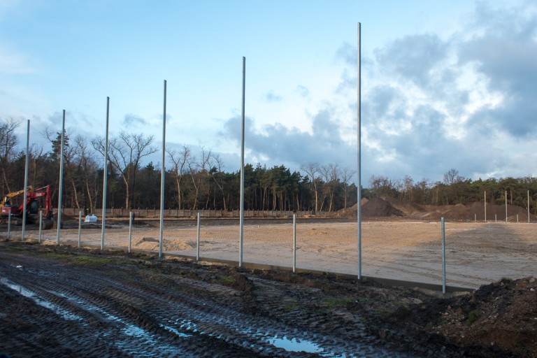 Przebudowa stadionu trwa. Po starych boiskach nie ma już śladu