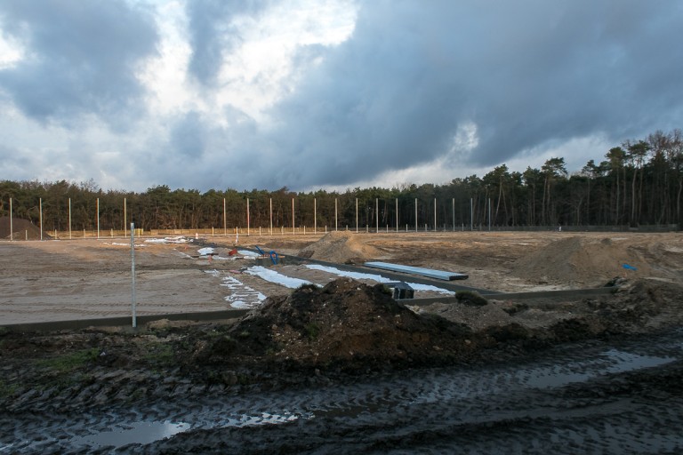 Przebudowa stadionu trwa. Po starych boiskach nie ma już śladu