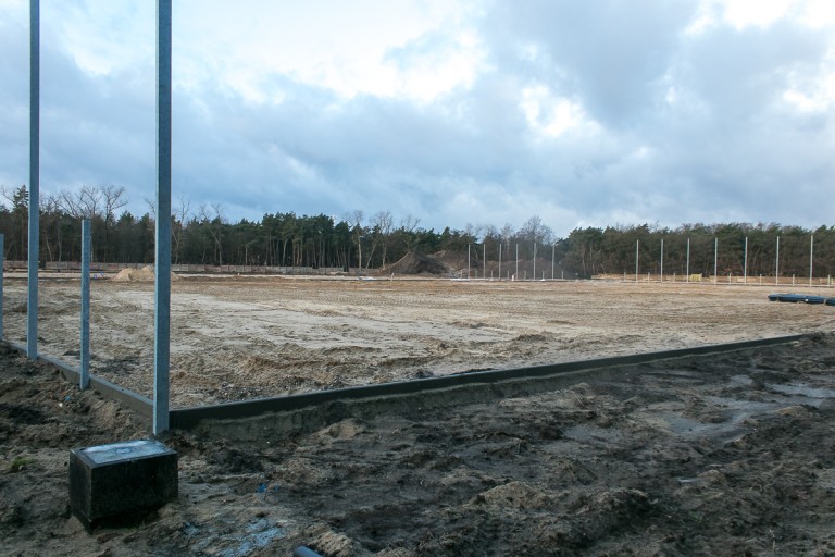 Przebudowa stadionu trwa. Po starych boiskach nie ma już śladu