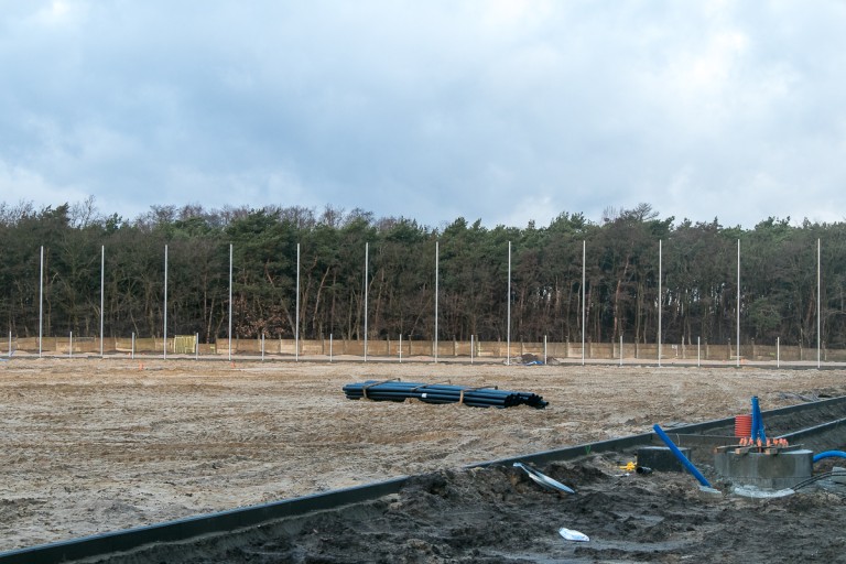 Przebudowa stadionu trwa. Po starych boiskach nie ma już śladu