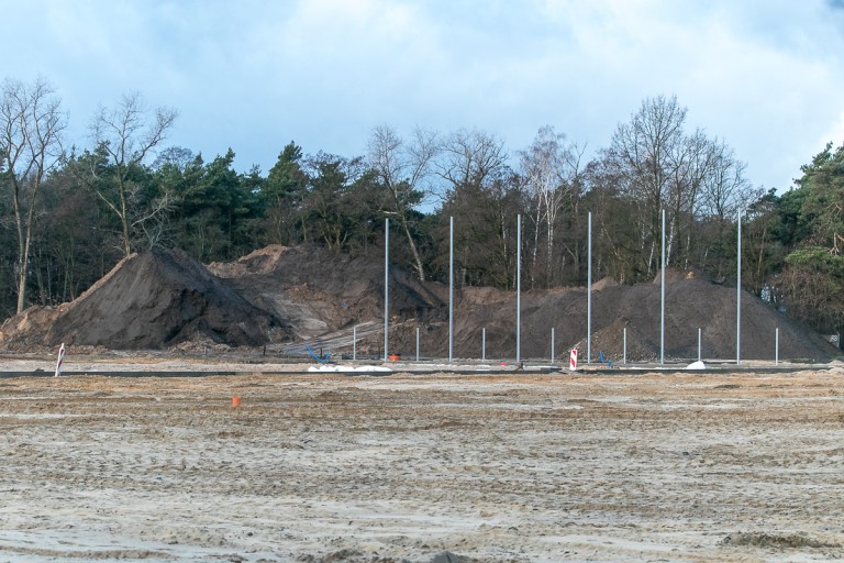 Przebudowa stadionu trwa. Po starych boiskach nie ma już śladu