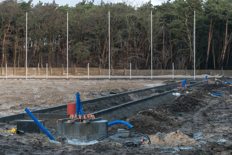 Przebudowa stadionu trwa. Po starych boiskach nie ma już śladu