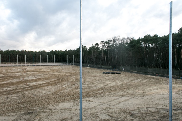 Przebudowa stadionu trwa. Po starych boiskach nie ma już śladu