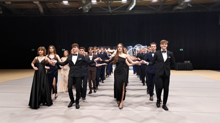 Ruszyli do poloneza jak Zosia i Podkomorzy. Studniówka I LO