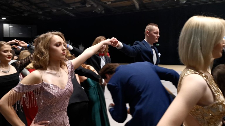 Ruszyli do poloneza jak Zosia i Podkomorzy. Studniówka I LO