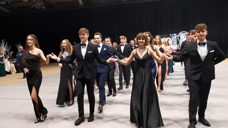 Ruszyli do poloneza jak Zosia i Podkomorzy. Studniówka I LO