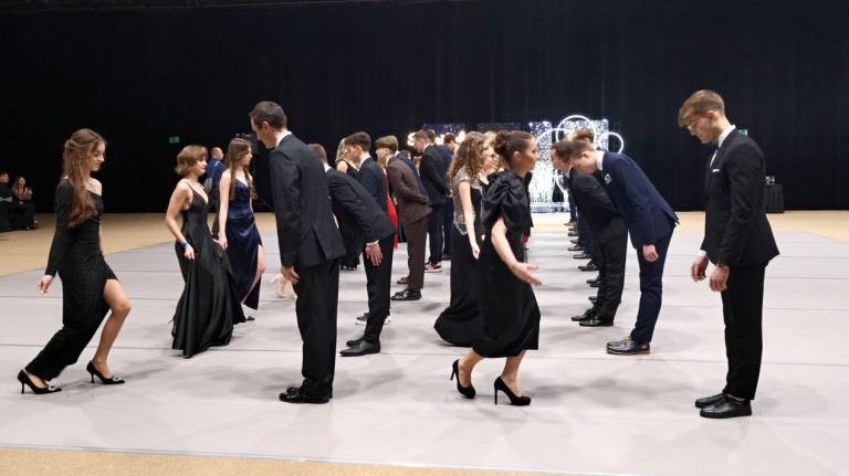 Ruszyli do poloneza jak Zosia i Podkomorzy. Studniówka I LO