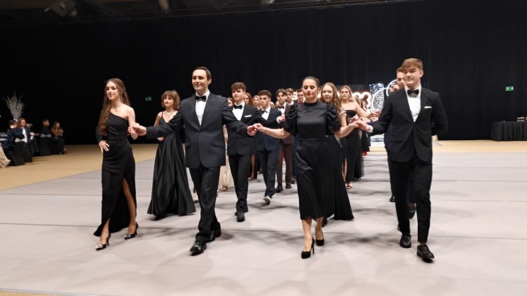 Ruszyli do poloneza jak Zosia i Podkomorzy. Studniówka I LO