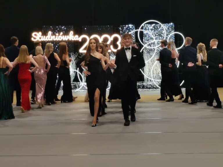 Ruszyli do poloneza jak Zosia i Podkomorzy. Studniówka I LO