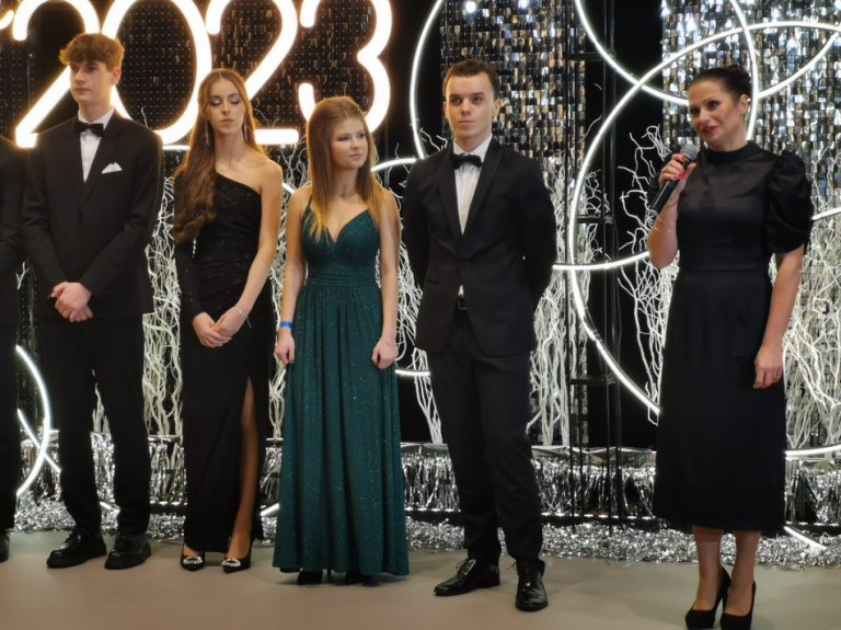 Ruszyli do poloneza jak Zosia i Podkomorzy. Studniówka I LO