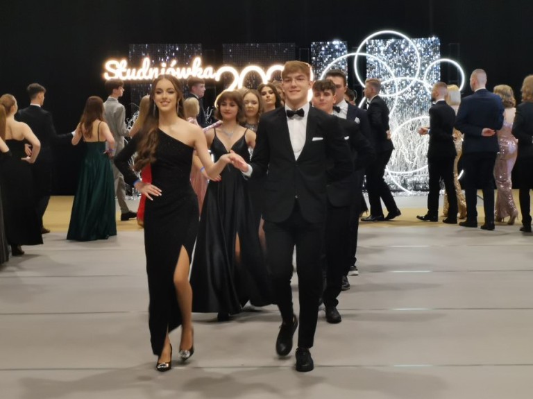 Ruszyli do poloneza jak Zosia i Podkomorzy. Studniówka I LO