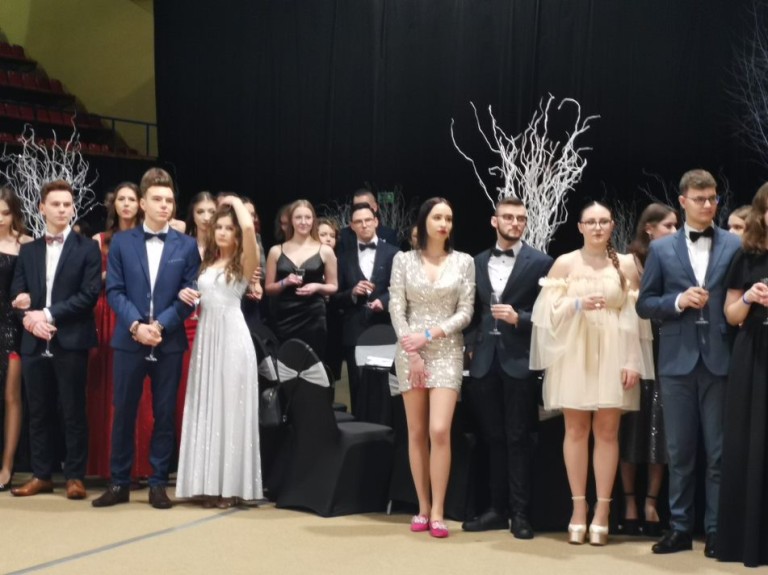 Ruszyli do poloneza jak Zosia i Podkomorzy. Studniówka I LO