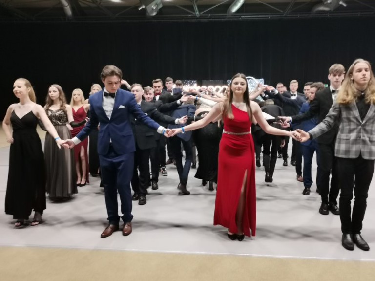 Ruszyli do poloneza jak Zosia i Podkomorzy. Studniówka I LO