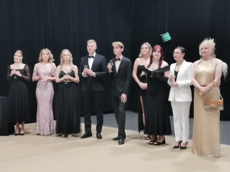 Ruszyli do poloneza jak Zosia i Podkomorzy. Studniówka I LO