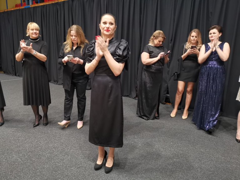 Ruszyli do poloneza jak Zosia i Podkomorzy. Studniówka I LO