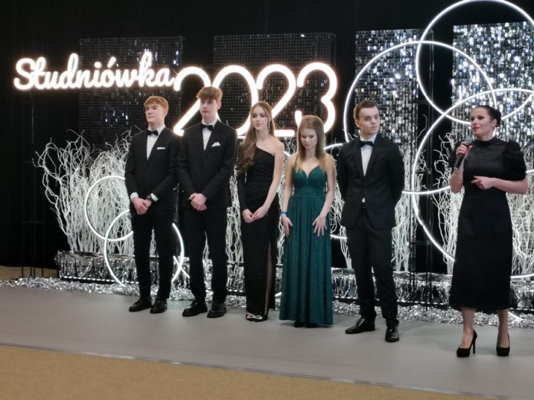 Ruszyli do poloneza jak Zosia i Podkomorzy. Studniówka I LO