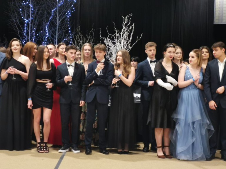 Ruszyli do poloneza jak Zosia i Podkomorzy. Studniówka I LO