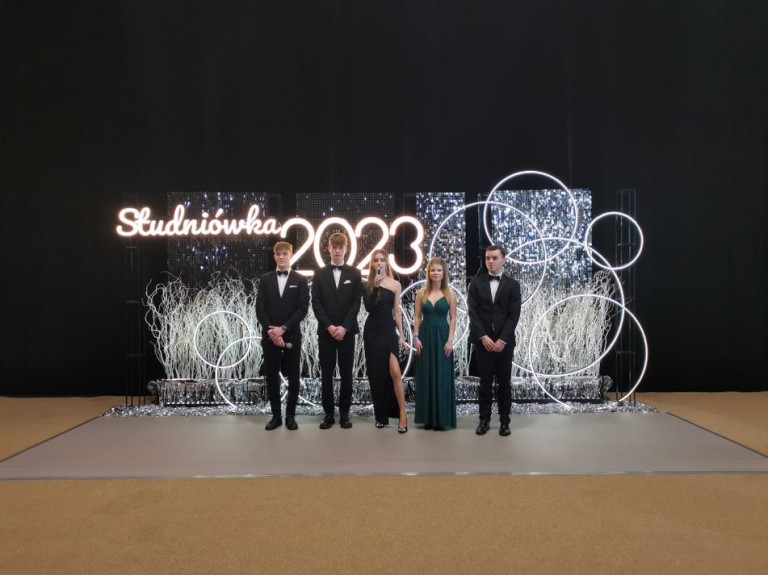 Ruszyli do poloneza jak Zosia i Podkomorzy. Studniówka I LO