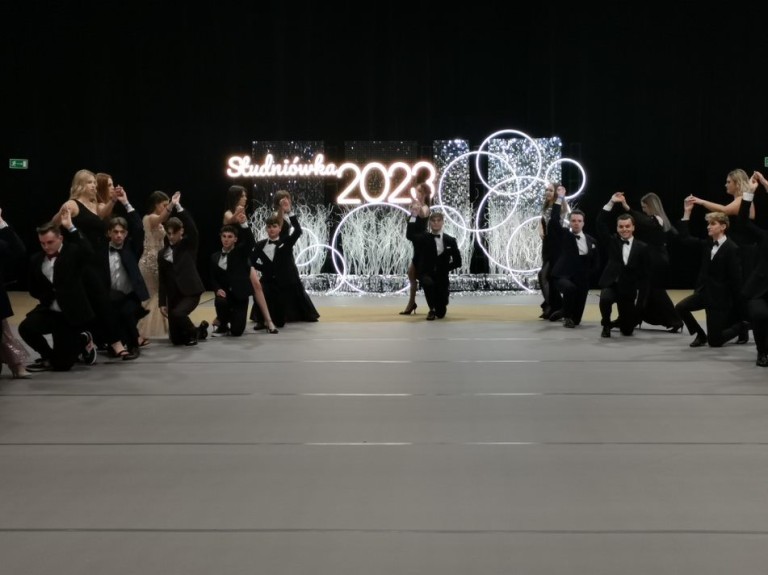 Ruszyli do poloneza jak Zosia i Podkomorzy. Studniówka I LO