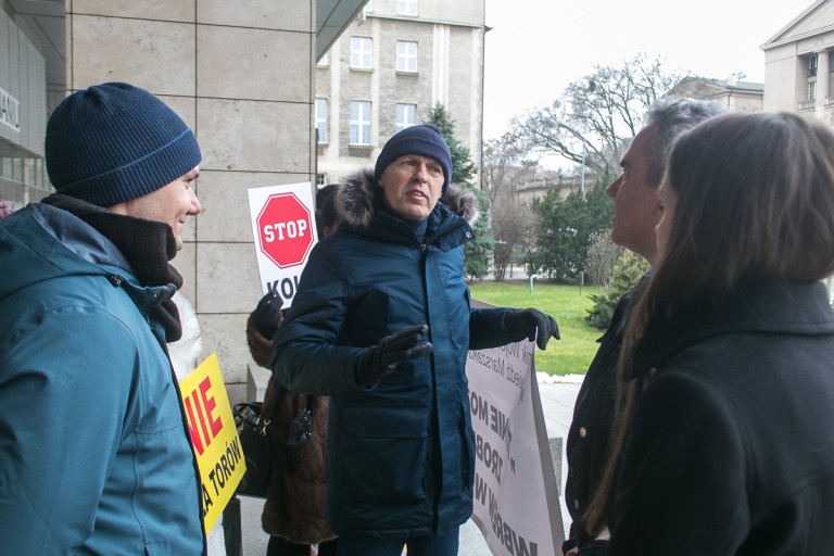 „Nie dla torów”. Protestowali w Poznaniu przeciwko planom budowy kolei